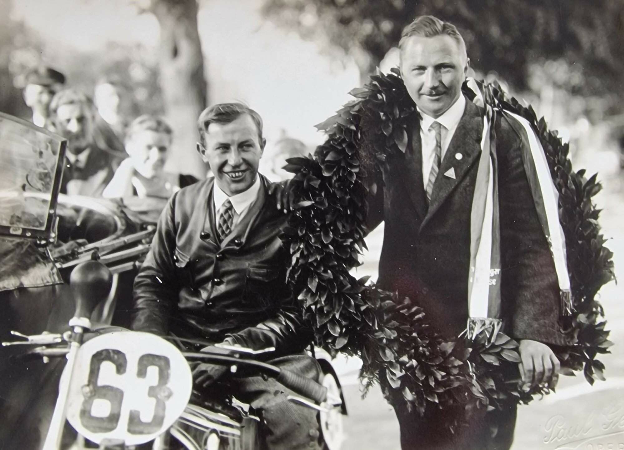 Opa Friedrich Dobberkau – Sieger Schleizer Dreieck Rennen 1928 auf Ardie Sport 350  (Paul Greifzu links)
