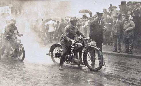 Friedrich Dobberkau (Großvater) auf Ardie Sport 350  1.Platz Gabelbach Bergrennen 1928
