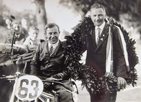 Opa Friedrich Dobberkau – Sieger Schleizer Dreieck Rennen 1928 auf Ardie Sport 350  (Paul Greifzu links)